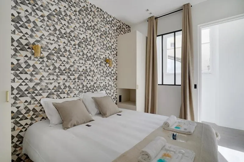 190 Fontaine - Superb In Paris. *