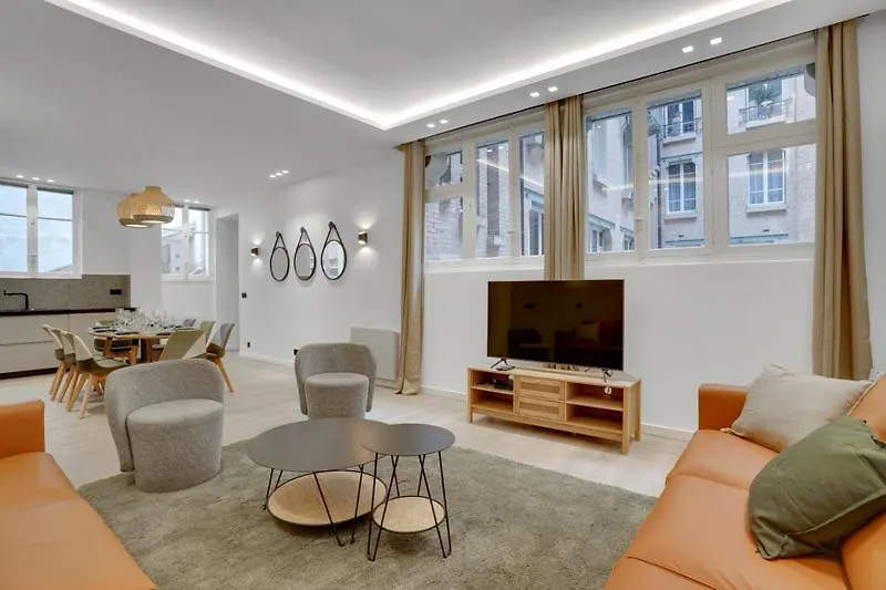 190 Fontaine - Superb In Paris. *